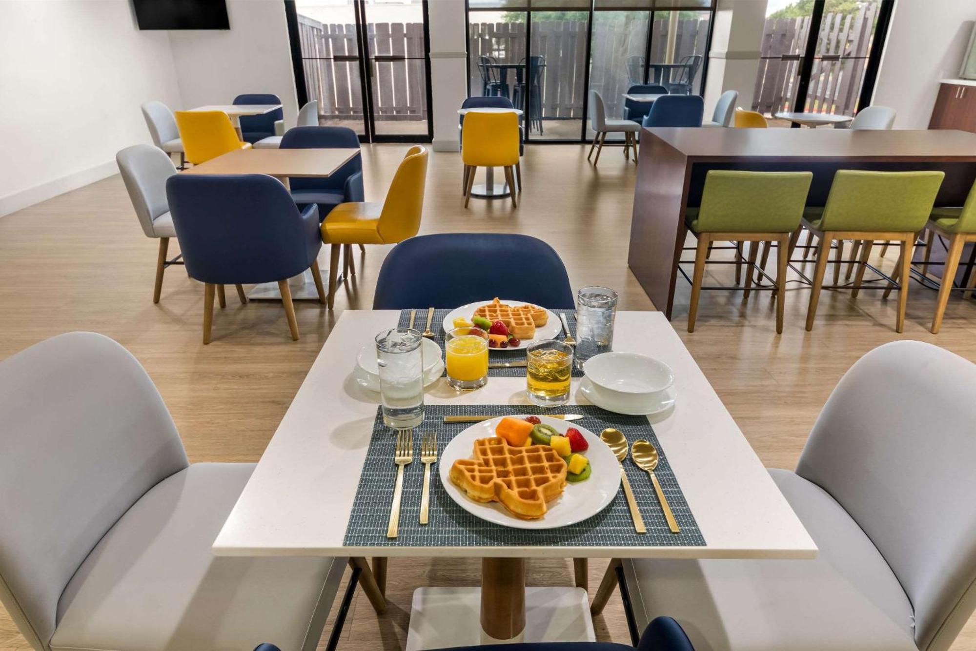 Comfort Suites Austin Airport Eksteriør billede